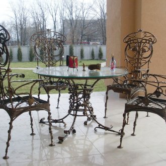 Κλασικό τραπέζι από σφυρήλατο σίδερο και καρέκλες στη βεράντα