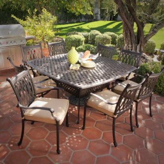 Πλατεία σφυρήλατο τραπέζι και καρέκλες στο οικόπεδο