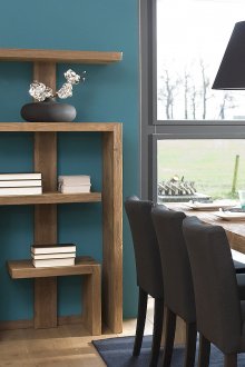 Διακοσμητικά ράφια στην τραπεζαρία