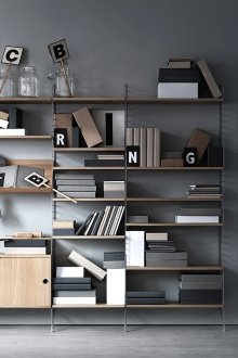 Καφέ βιβλιοθήκη σε ένα γκρίζο εσωτερικό