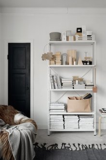 Λευκά μεταλλικά ράφια στο σκανδιναβικό εσωτερικό