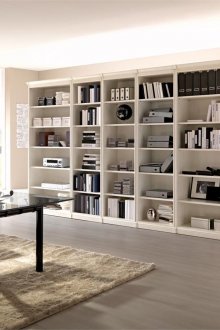 Λευκή βιβλιοθήκη στο εσωτερικό του γραφείου