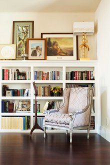 Λευκά ράφια σε καθιστικό με στυλ διακόσμησης