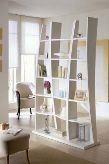 Λευκό ράφι για την τοποθέτηση ζωνών στο καθιστικό