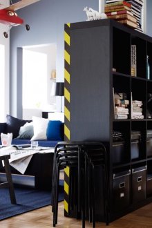 Μαύρο ράφι για το διαχωρισμό του διαμερίσματος