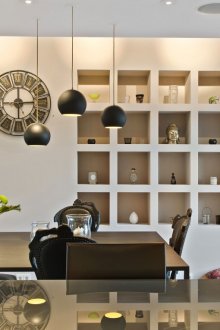 Κομψά ολοκληρωμένα ράφια στο εσωτερικό της κουζίνας