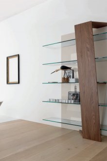 Μοντέρνο ράφι στο εσωτερικό του μπάνιου