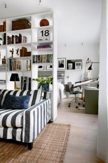 Λευκό ράφι στη ζώνη του διαμερίσματος