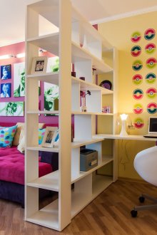 Λευκή βιβλιοθήκη στο σαλόνι