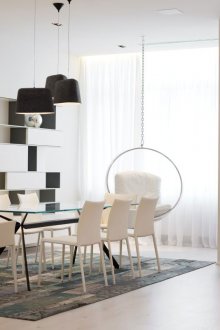 Ασπρόμαυρα ράφια στο καθιστικό-τραπεζαρία