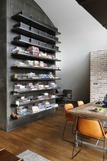 Μαύρο ράφια σε εσωτερικό στυλ σοφίτα