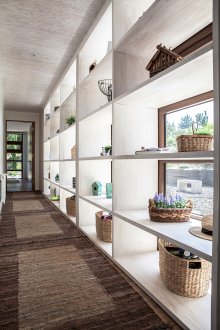 Μεγάλα ράφια στο διάδρομο