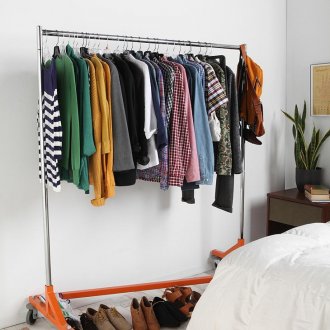 Ευρύχωρη, ευρύχωρη κρεμάστρα υπνοδωματίου στους τροχούς