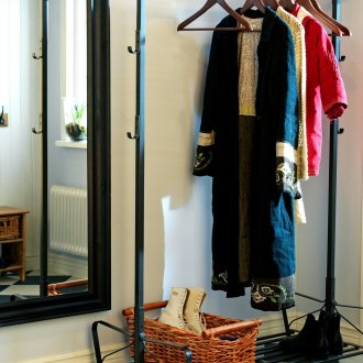 Μαύρη μεταλλική κρεμάστρα