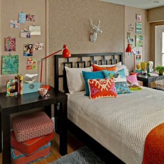 Κορκ ταπετσαρία στο υπνοδωμάτιο με φωτεινά στοιχεία