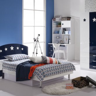 Λευκά και μπλε γυαλιστερά έπιπλα στο δωμάτιο των παιδιών