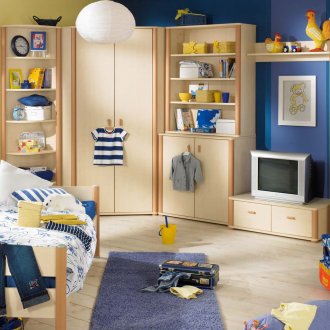 Μπεζ έπιπλα σε στυλ θαλάσσης σε ένα δωμάτιο για ένα αγόρι