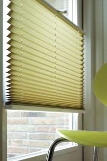 Ανοιχτά πράσινα περσίδες πτυχωτά στο εσωτερικό