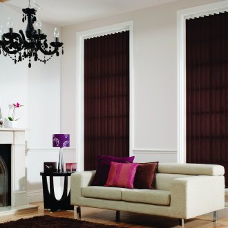 Καφέ κάθετα περσίδες στο σαλόνι