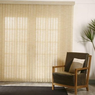 Φυσικά μπεζ κατακόρυφες περσίδες στο σαλόνι