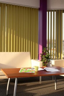 Κίτρινα κάθετα περσίδες στο σαλόνι