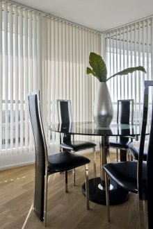 Λευκά κάθετα περσίδες στην τραπεζαρία