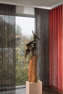 Ασυνήθιστες πολύχρωμες κάθετες περσίδες στο εσωτερικό