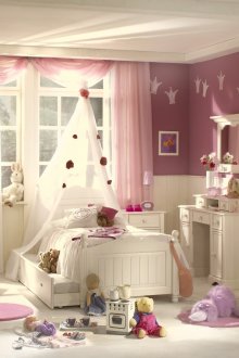 Λευκά έπιπλα σε ένα δωμάτιο για ένα μικρό κορίτσι