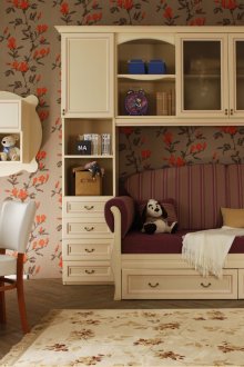 Μπεζ έπιπλα στο δωμάτιο ενός κοριτσιού