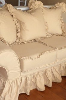 Μπεζ όμορφη κάλυψη σε ένα μικρό καναπέ