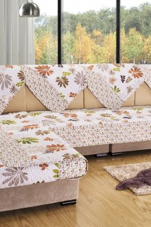 Πολύχρωμη κάλυψη στον γωνιακό καναπέ στο καθιστικό