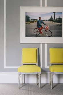 Γκρι και κίτρινα χρώματα στο εσωτερικό