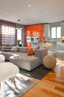 Γκρι και πορτοκαλί χρώματα στο εσωτερικό