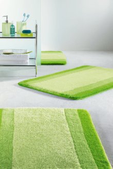 Πράσινο χαλί στο μπάνιο