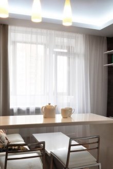 Κουζίνα με μπαρ για πρωινό και καναπέ