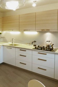 Καφέ και Λευκή Γωνιά Κουζίνα