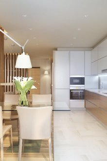 Ευρύχωρη καφετιά και λευκή κουζίνα