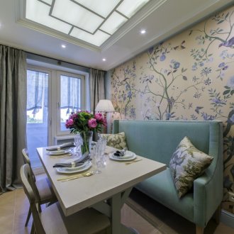 Κομψή κουζίνα με καναπέ και floral τοίχο.