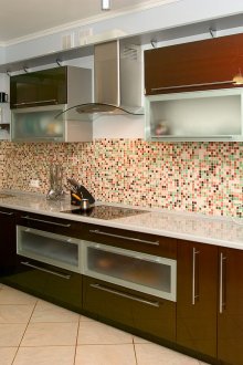 Κουζίνα με καφέ πρόσοψη