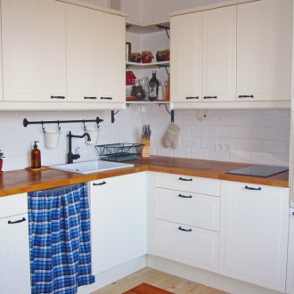 Λευκή κουζίνα εξοχικού στυλ