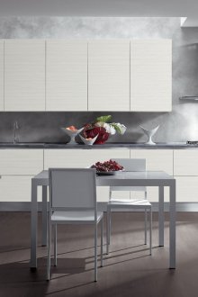 Λευκή και γκρίζα αρτ νουβό κουζίνα