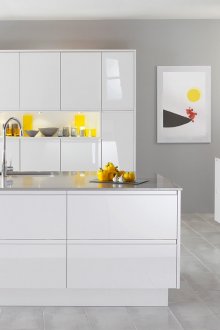 Μεγάλη λευκή και κίτρινη Art Nouveau κουζίνα