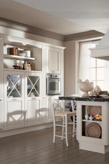 Λευκή κουζίνα με κλασική χερσόνησο