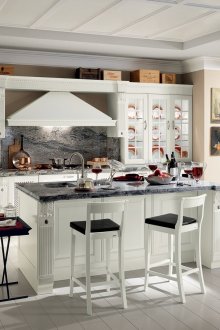 Λευκή κουζίνα με κλασικό στιλ νησί