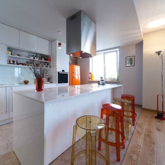 Λευκή κουζίνα με κόκκινες και πορτοκαλί τόνους
