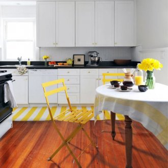 Λευκό, μαύρο, κίτρινο και καφέ χρώμα στο σχεδιασμό της κουζίνας