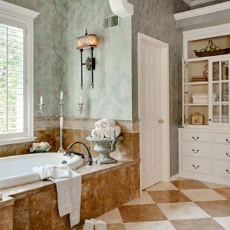 Διακοσμητικό ένθετο γυαλιού στο πάτωμα του μπάνιου