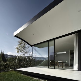 Ασπρόμαυρη πρόσοψη σπιτιού ασπρόμαυρη