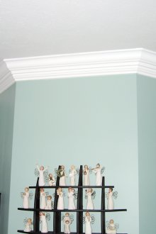 Λευκές σανίδες στην οροφή στο σαλόνι