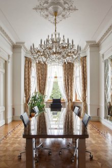 Πλίνθοι στην οροφή σε ένα κλασικό εσωτερικό